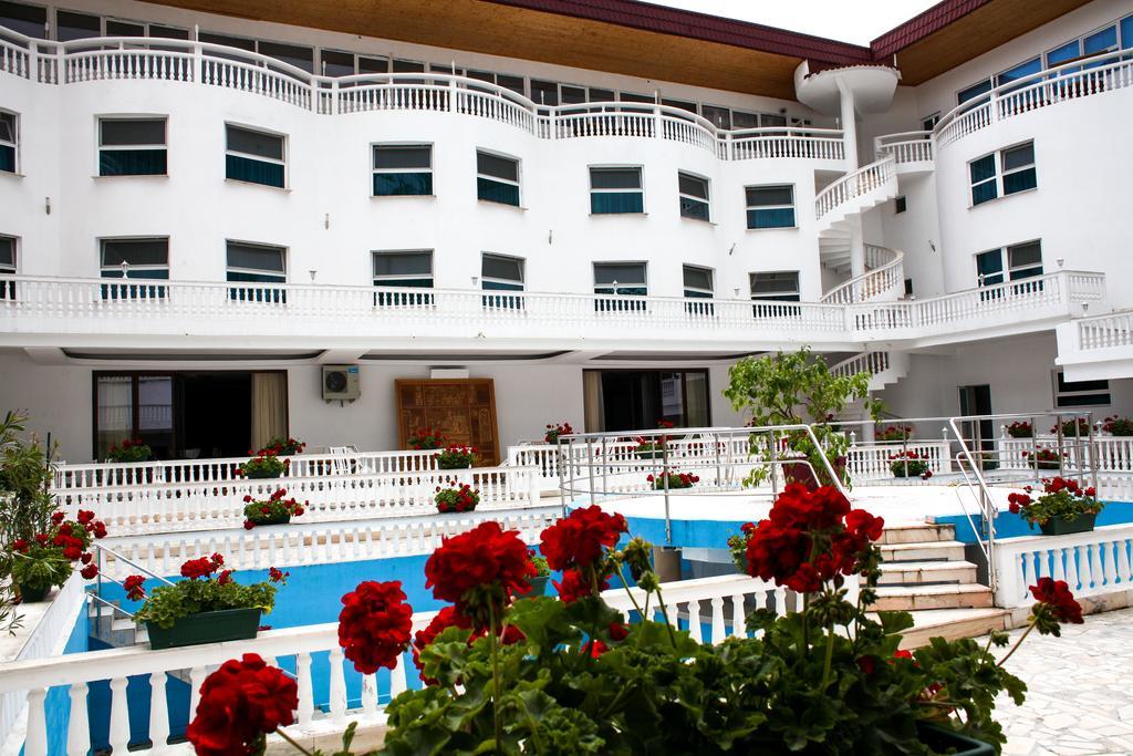 Hotel Cornul Vanatorului Питешти Экстерьер фото