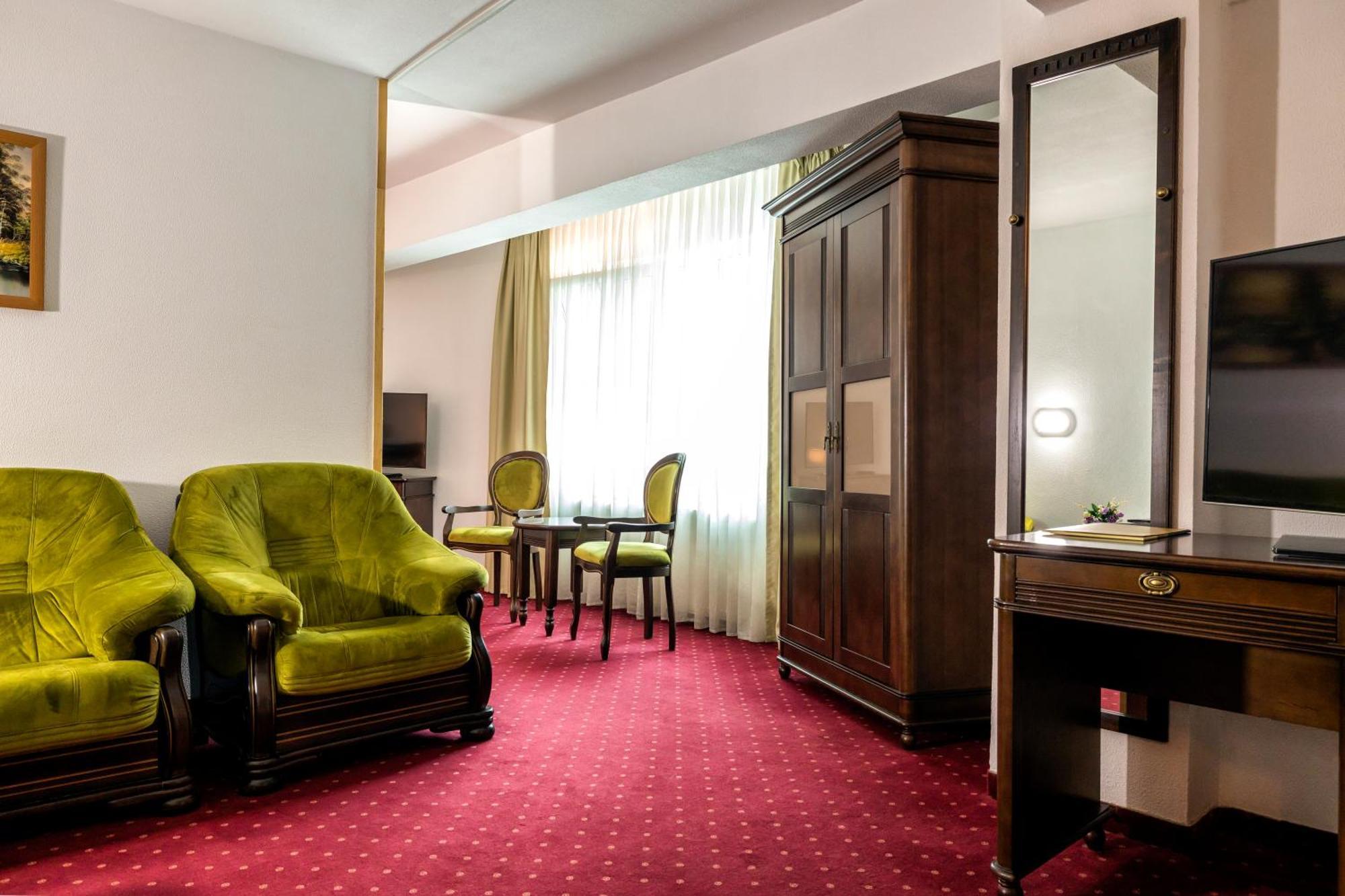 Hotel Cornul Vanatorului Питешти Экстерьер фото