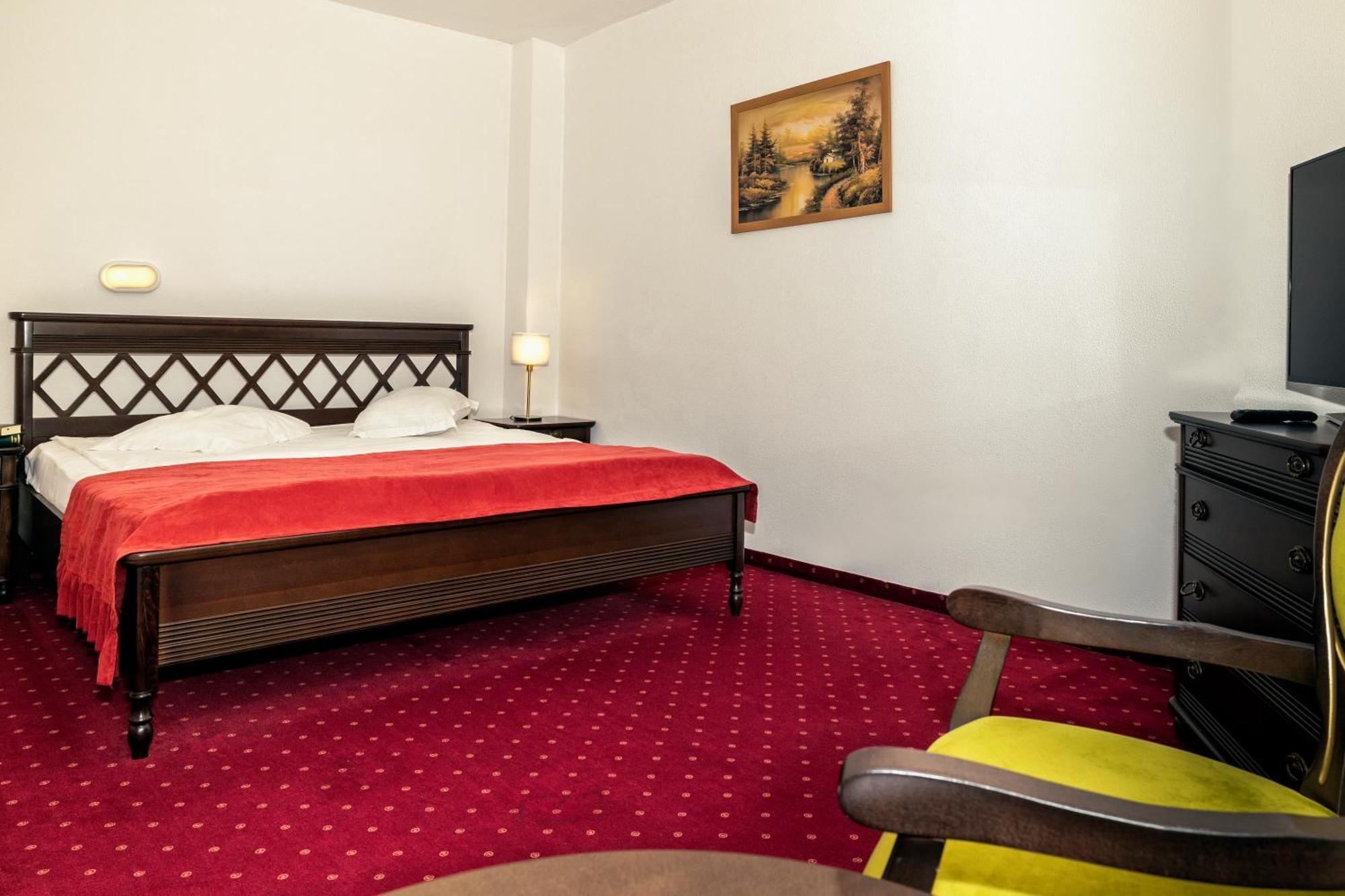 Hotel Cornul Vanatorului Питешти Экстерьер фото