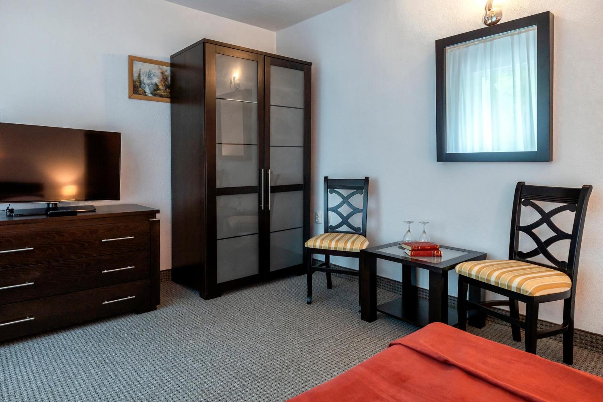 Hotel Cornul Vanatorului Питешти Экстерьер фото