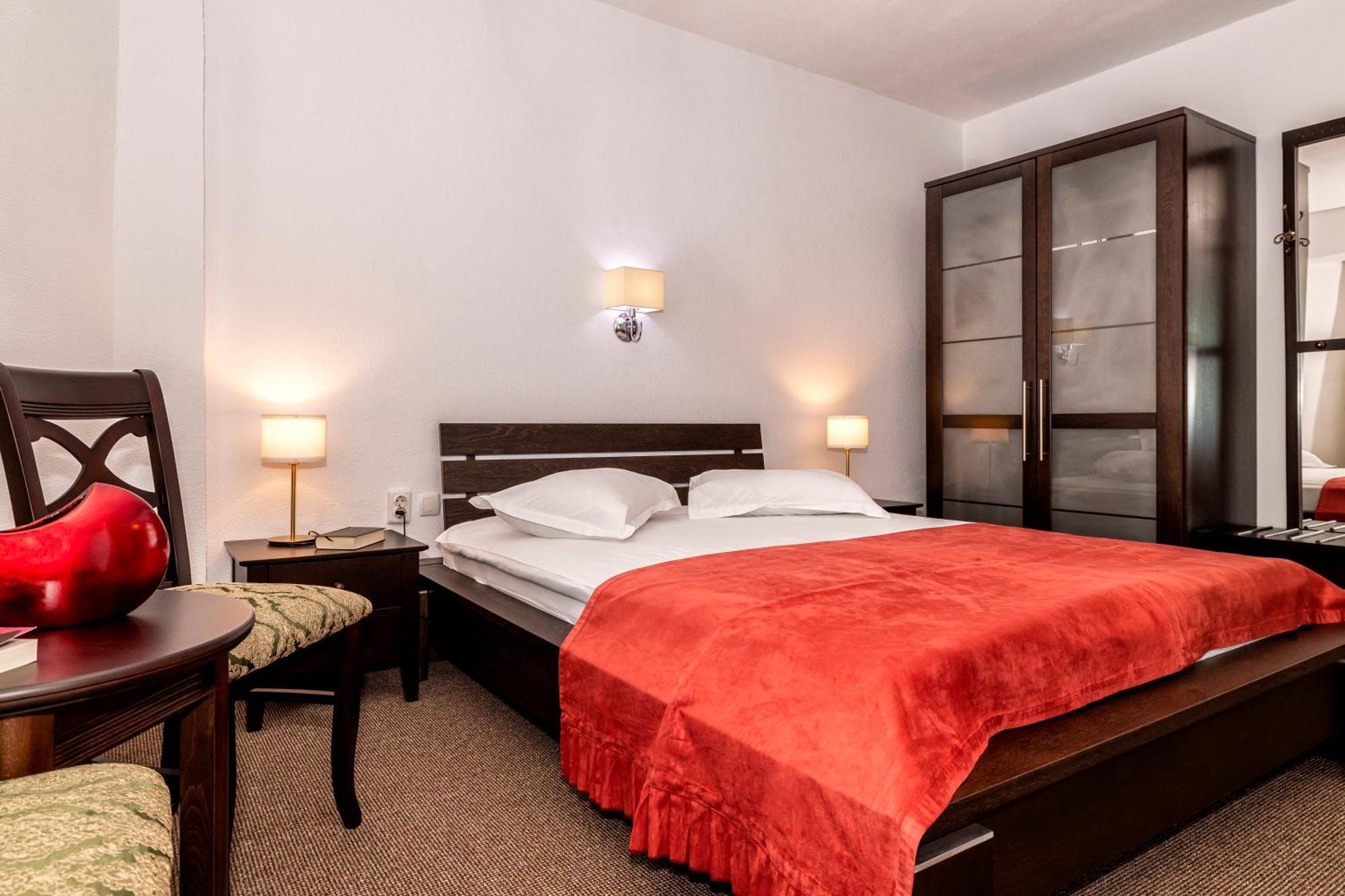 Hotel Cornul Vanatorului Питешти Экстерьер фото