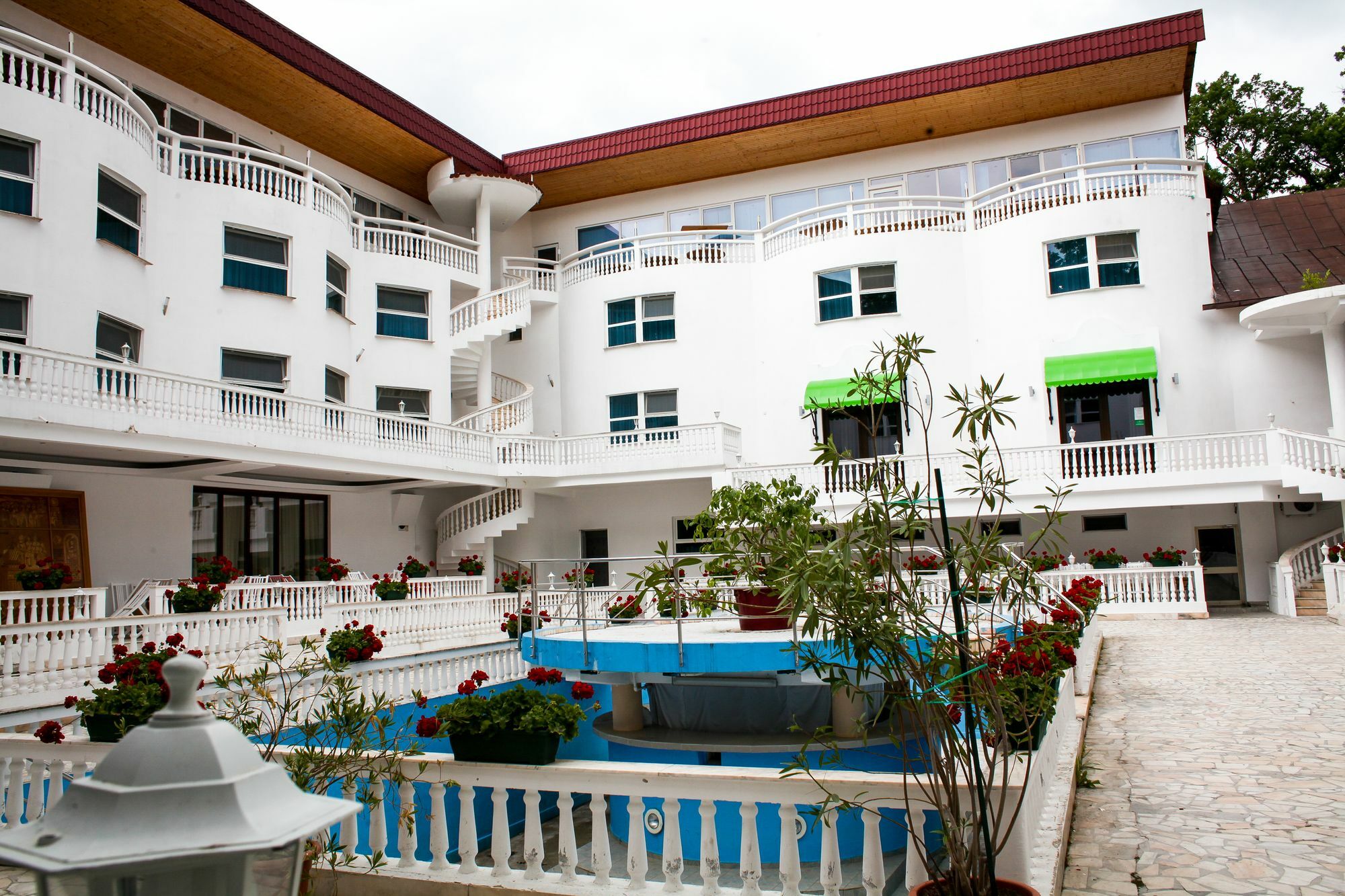 Hotel Cornul Vanatorului Питешти Экстерьер фото
