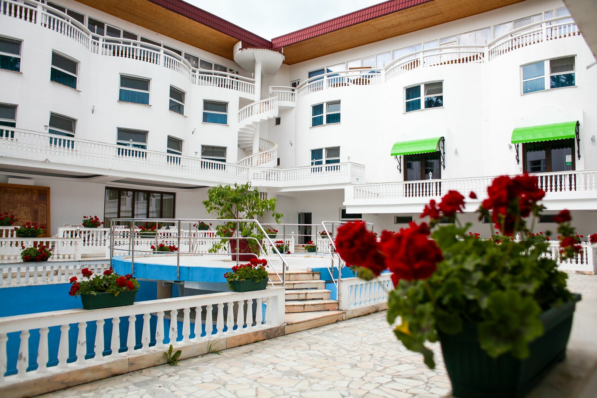 Hotel Cornul Vanatorului Питешти Экстерьер фото