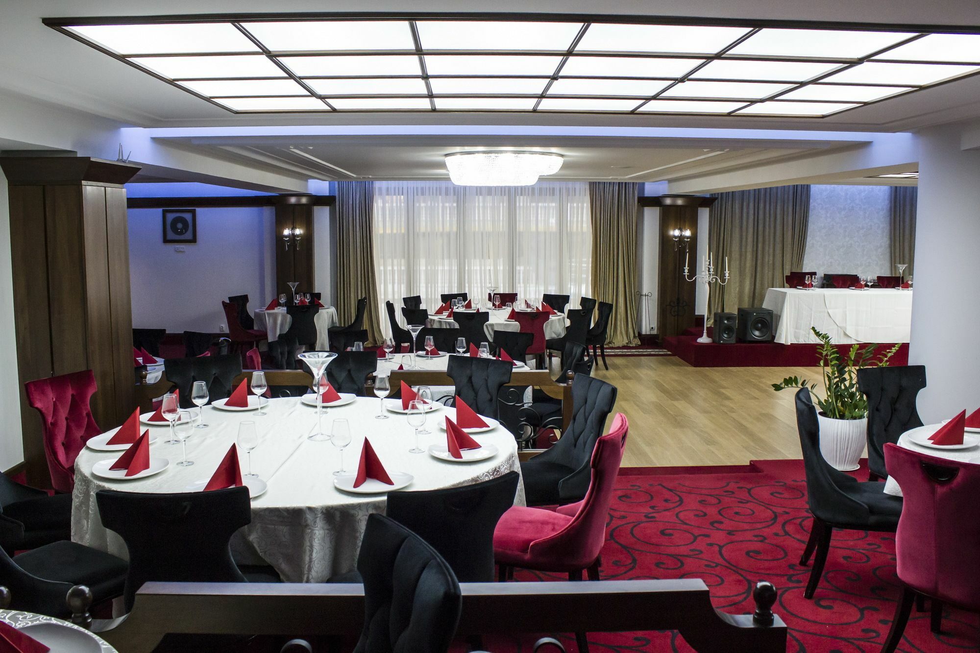 Hotel Cornul Vanatorului Питешти Экстерьер фото
