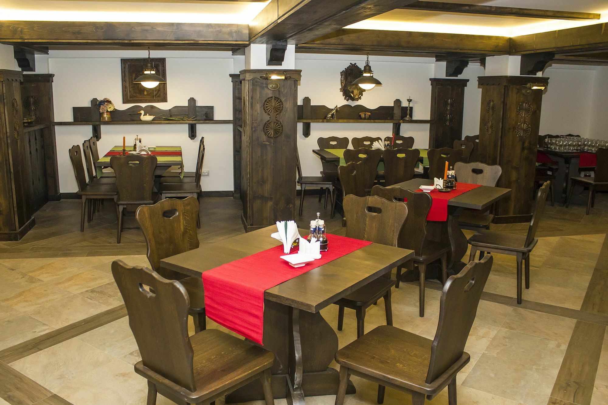 Hotel Cornul Vanatorului Питешти Экстерьер фото