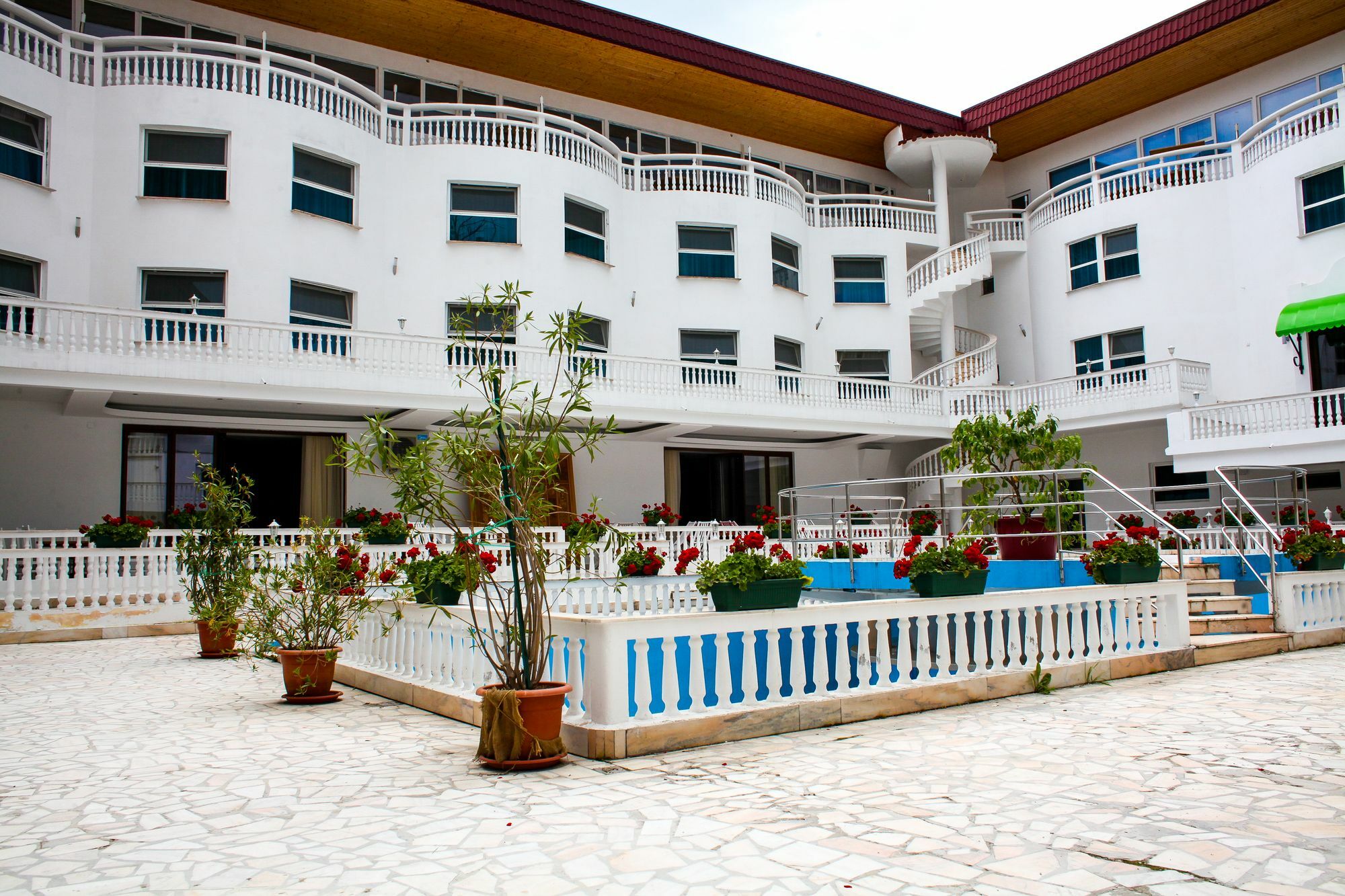 Hotel Cornul Vanatorului Питешти Экстерьер фото